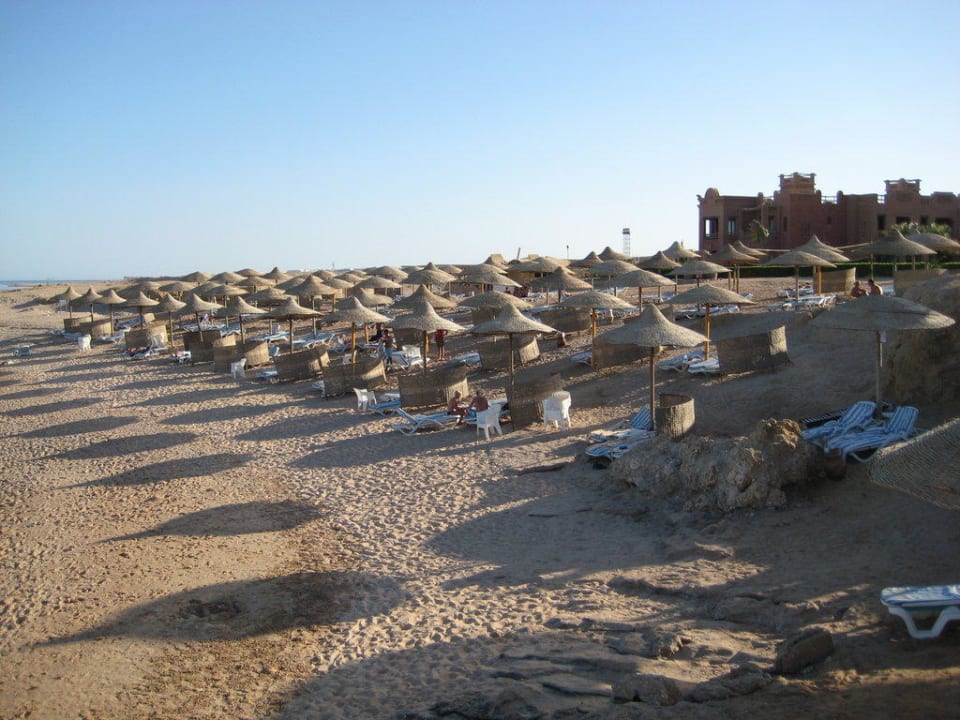 Hotelstrand in der Abendsonne Charmillion Sea Life Resort