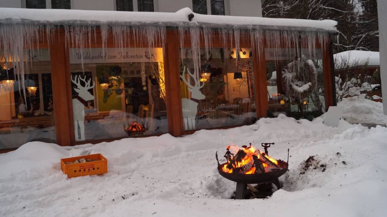 An der Feuerschale sich mit Glühwein aufwärmen! Hotel Scharnagl mit Waldgasthof