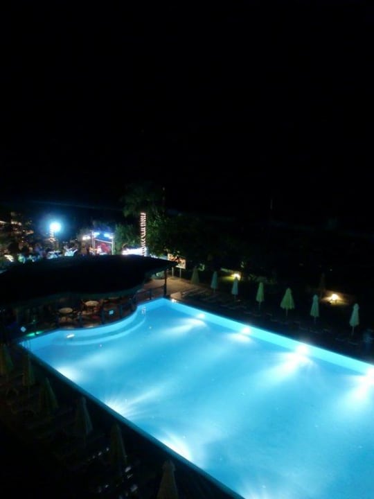 Großer Pool bei Nacht Senza Sunset Beach Hotel