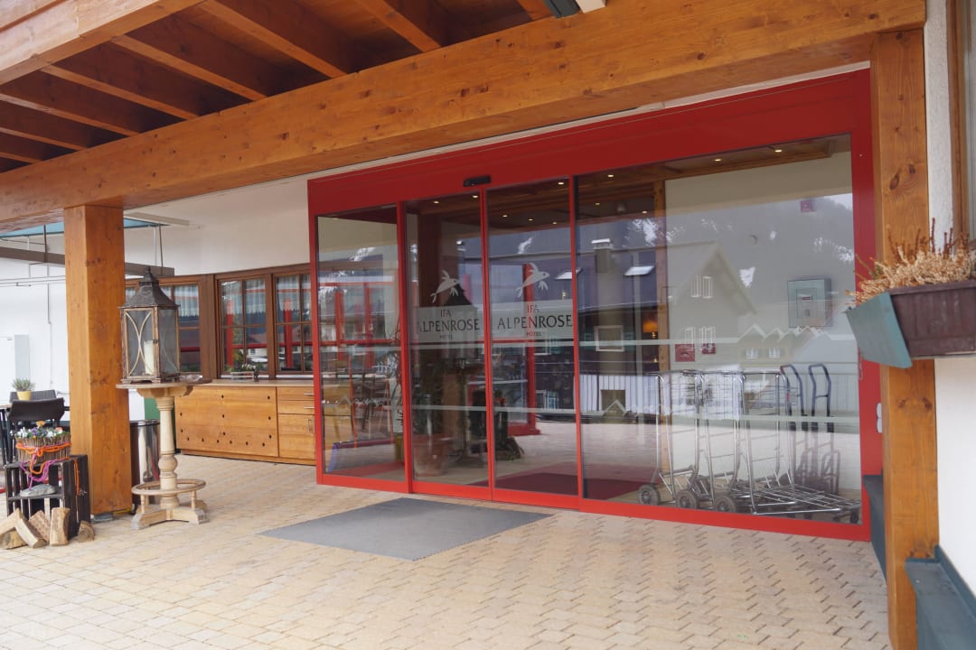 Eingang des Hotels IFA Alpenrose Hotel Kleinwalsertal