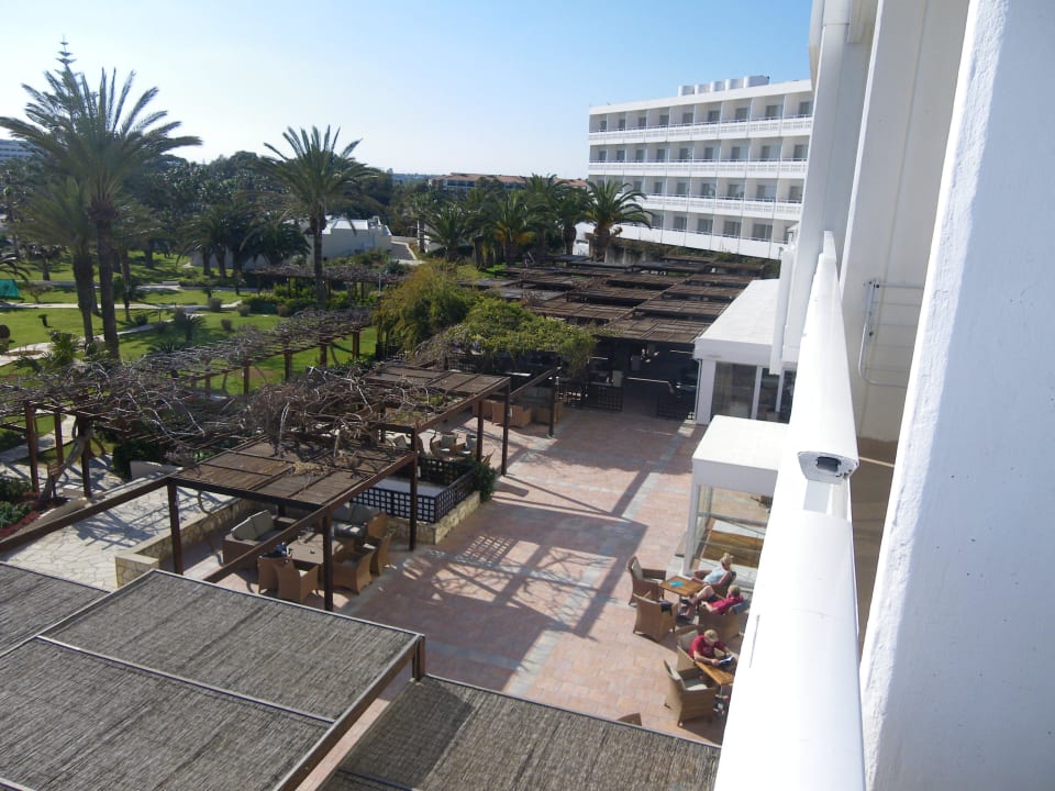 Ausblick vom Balkon auf die Terrasse Hotel Nissi Beach Resort