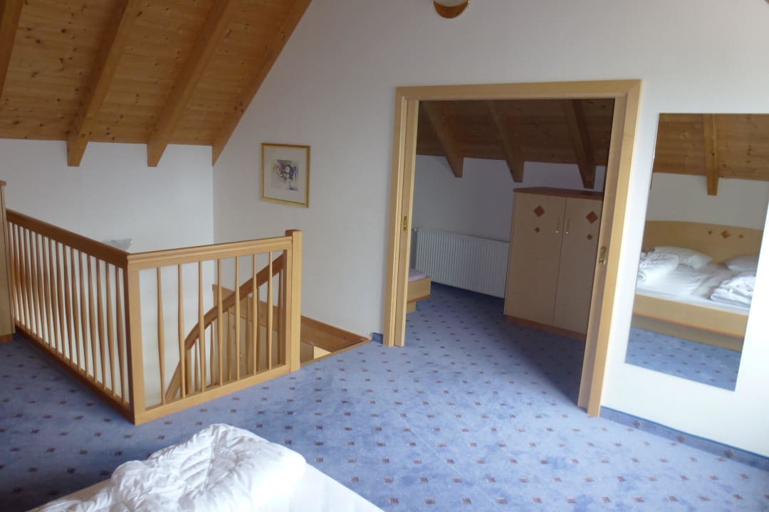 Treppe nach unten zum Wohnbereich (nur Turmsuite) Appartements Residence Königsrainer