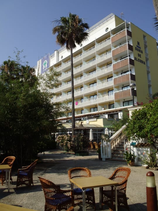 Hotel vom Garten aus fotografiert Bahía de Alcúdia Hotel & Spa