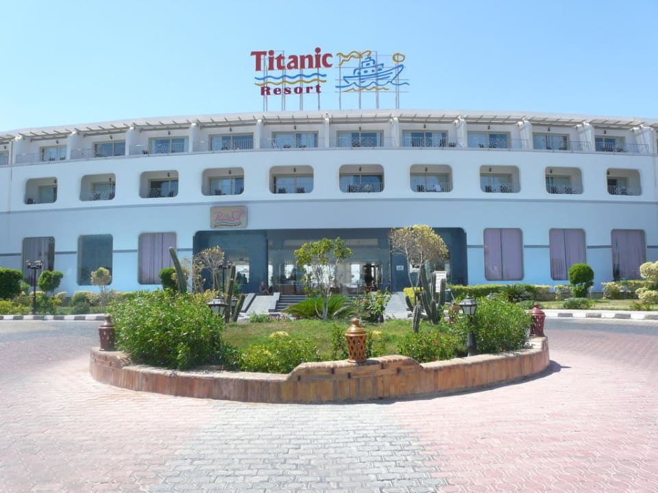 Das Hotel von vorne  Titanic Resort & Aqua Park