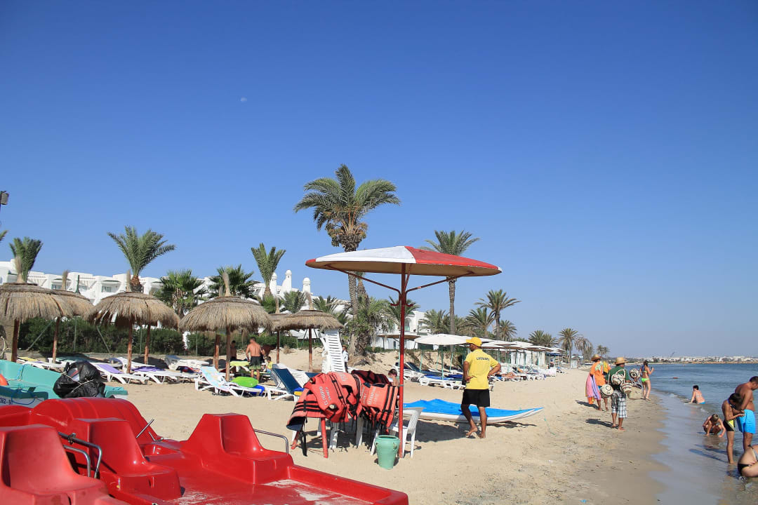 Reges Treiben am Strand  Hotel El Mouradi Skanes Beach