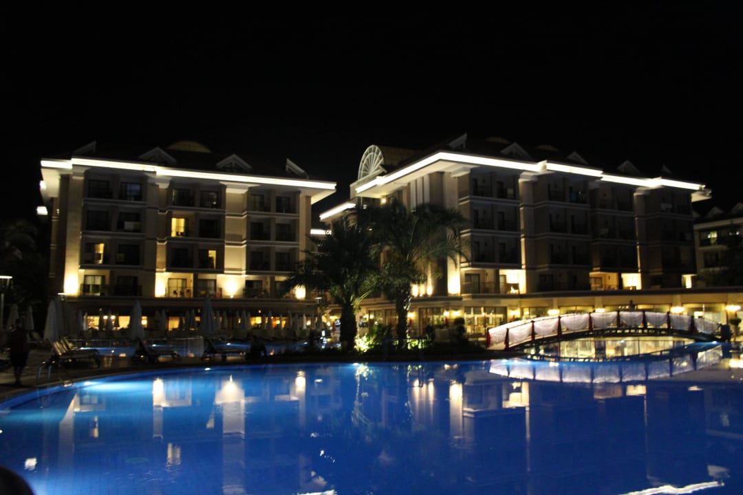 Pool im dunkeln Hotel Turan Prince