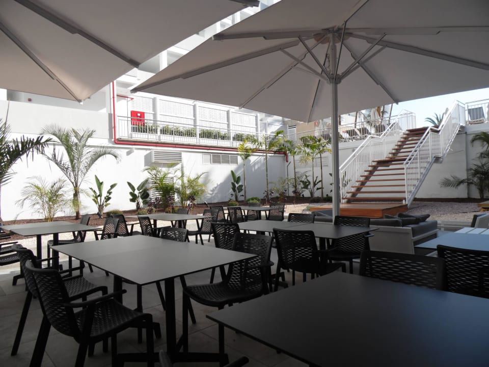 Essbereich zur Bühne alltoura Club Hotel Akeah Broncemar