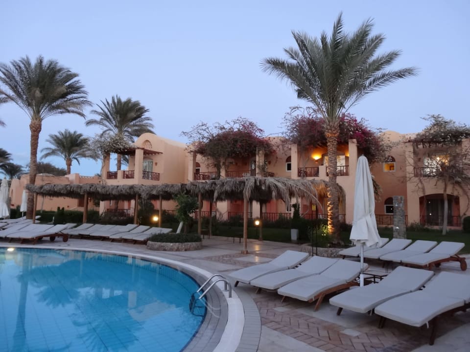 Pool und Häuserblock Iberotel Makadi Beach