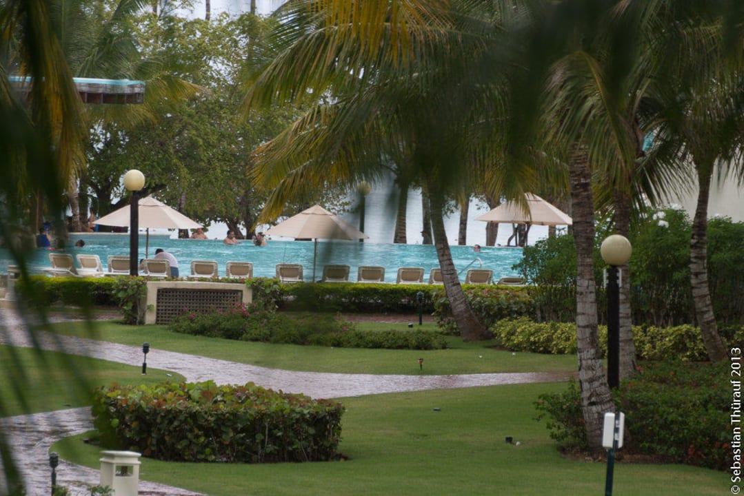 Blick vom Balkon Richtung Strand/Pool Dreams La Romana Resort & Spa