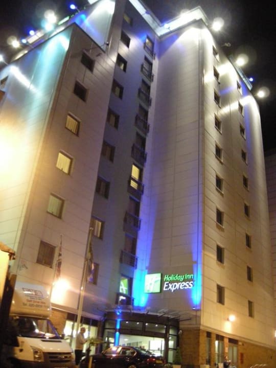 Hotel bei Nacht Holiday Inn Express London Croydon