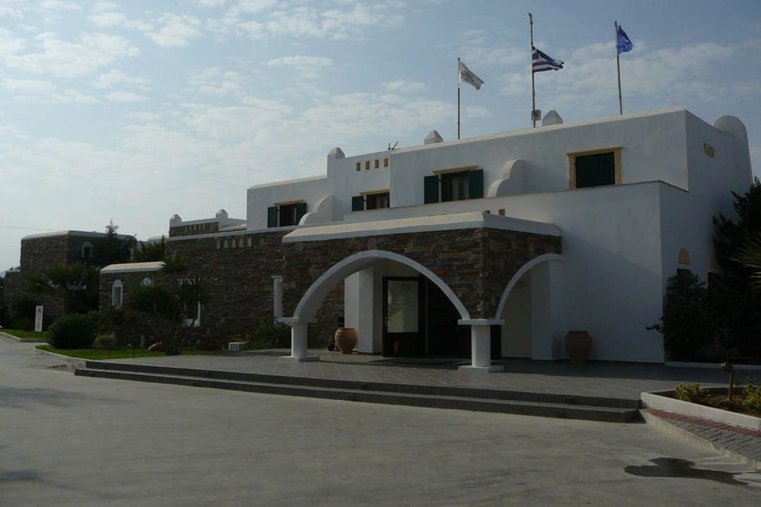 Die Frontseite des Haupgebäudes Naxos Resort Beach Hotel