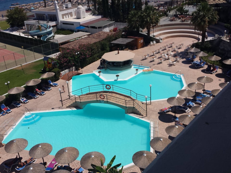 Rutsche hinten dran gehört zum Nachbarhotel Olympos Beach Hotel