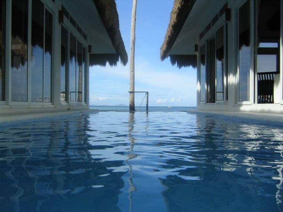 Pool zwischen den Villen Hotel The Blue Lagoon Villas