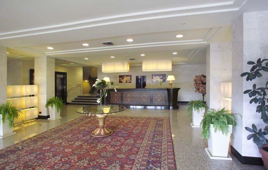 Hall/Entrata Hotel Plaza