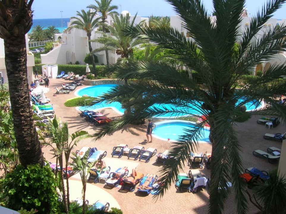Blick von der Dachterrasse auf den Pool Hipotels Bahia Grande