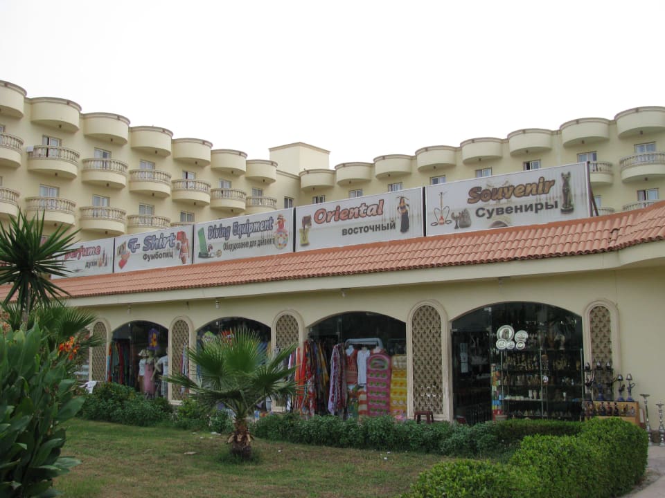 Хоть какие-то магазинчики Riviera Aqua Park Resort