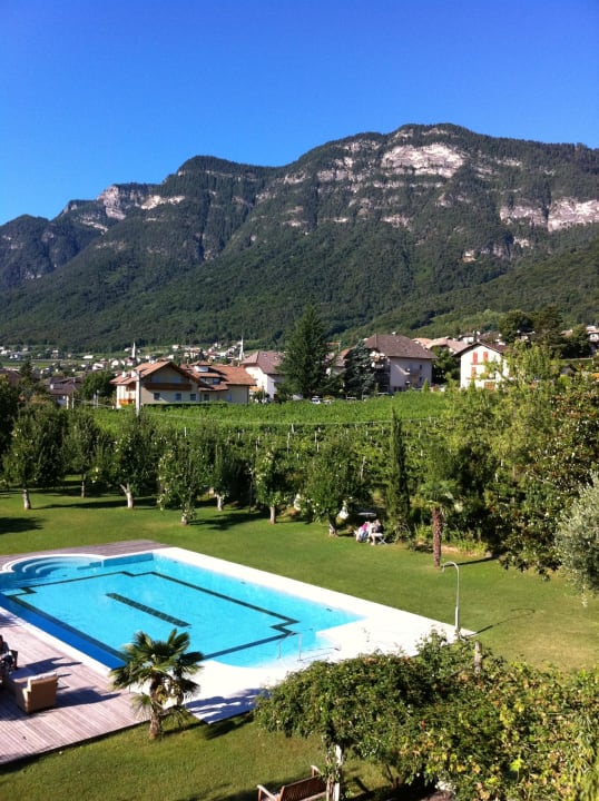 Blick aus unserem Zimmer 104 auf den Pool Weingut Klosterhof Garni-Hotel