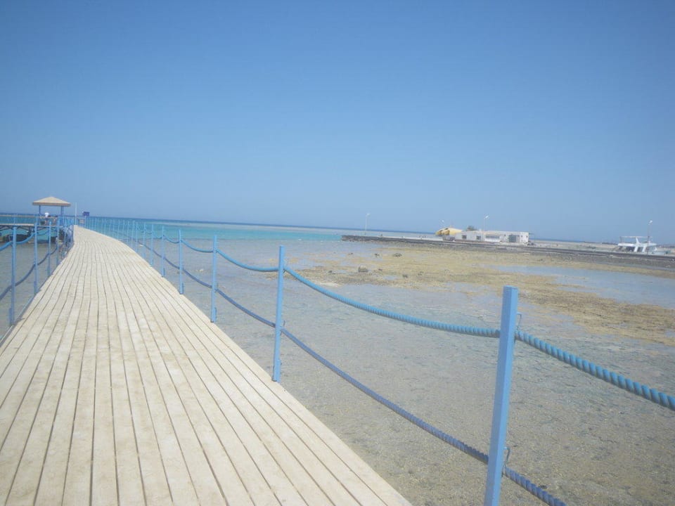 Blick vom Strand in Richtung Hausriff Mirage Bay Resort & Aqua Park