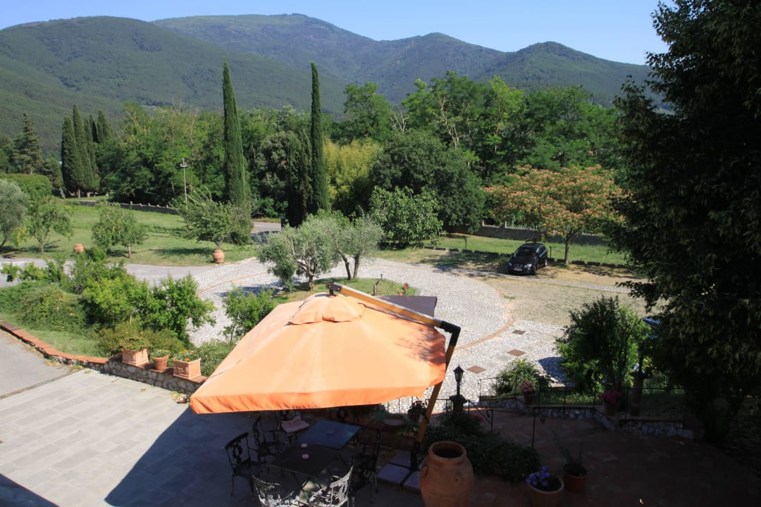 Parkplatz und Zufahrt von oben Hotel Villa Rinascimento