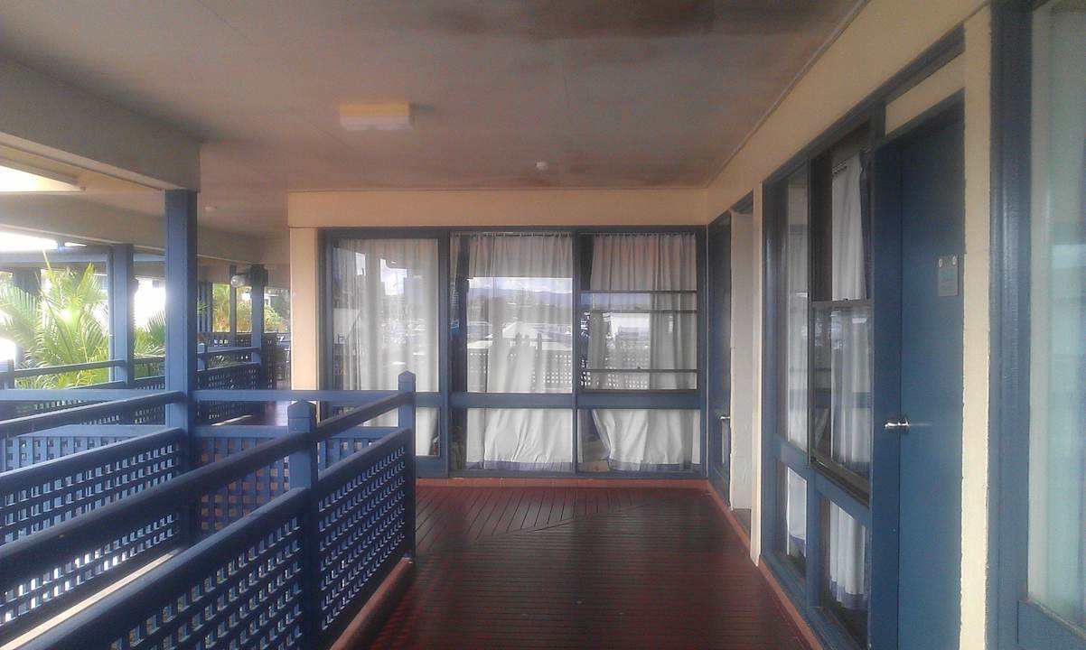 Fensterfront mit Betten dahinter Hostel Surfers Paradise YHA