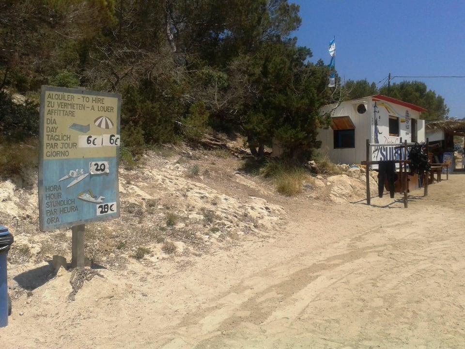 Liege und Schirm - je 6,00 € Barceló Portinatx - Adults only