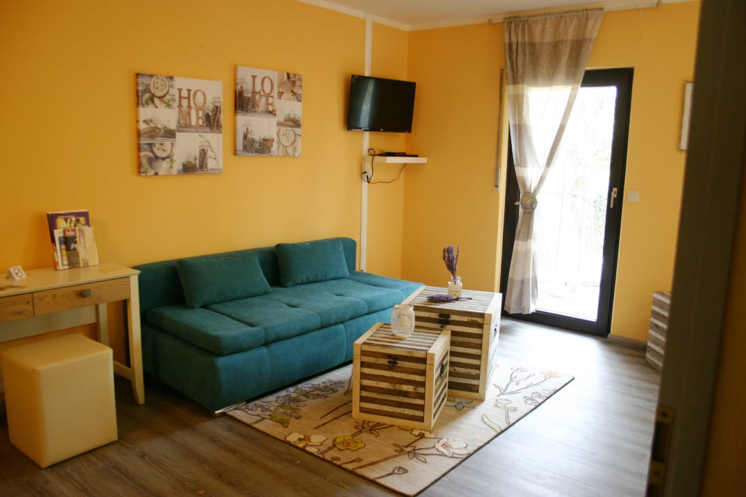Sofa und TV im Appartement, Anbindung zur Terrasse Hotel Gästehäuser Kappelmühle