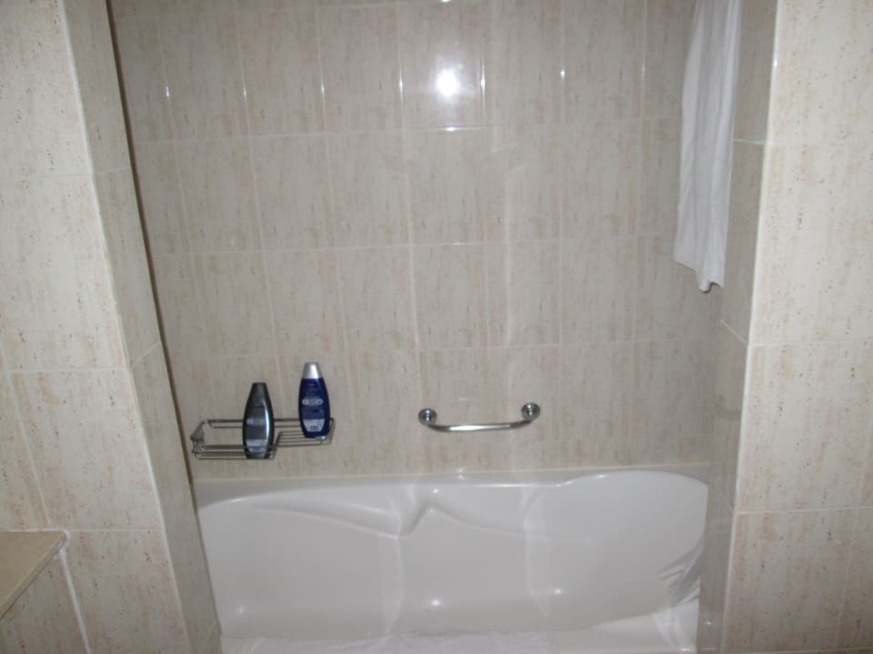 Unser Badezimmer (Low-Cost-Room) Abora Buenaventura by Lopesan Hotels