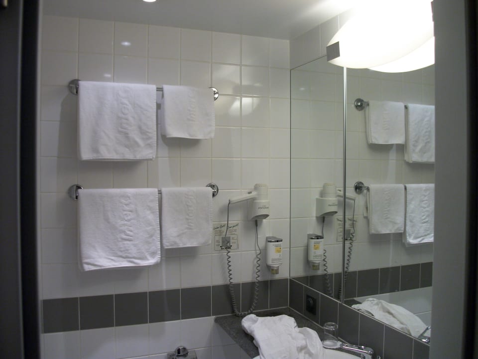 Schönes, neues Bad IntercityHotel Stralsund