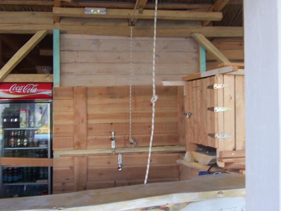 Der Tressen der Poolbar einfach unschön.  Orpheas Resort - Adults Only