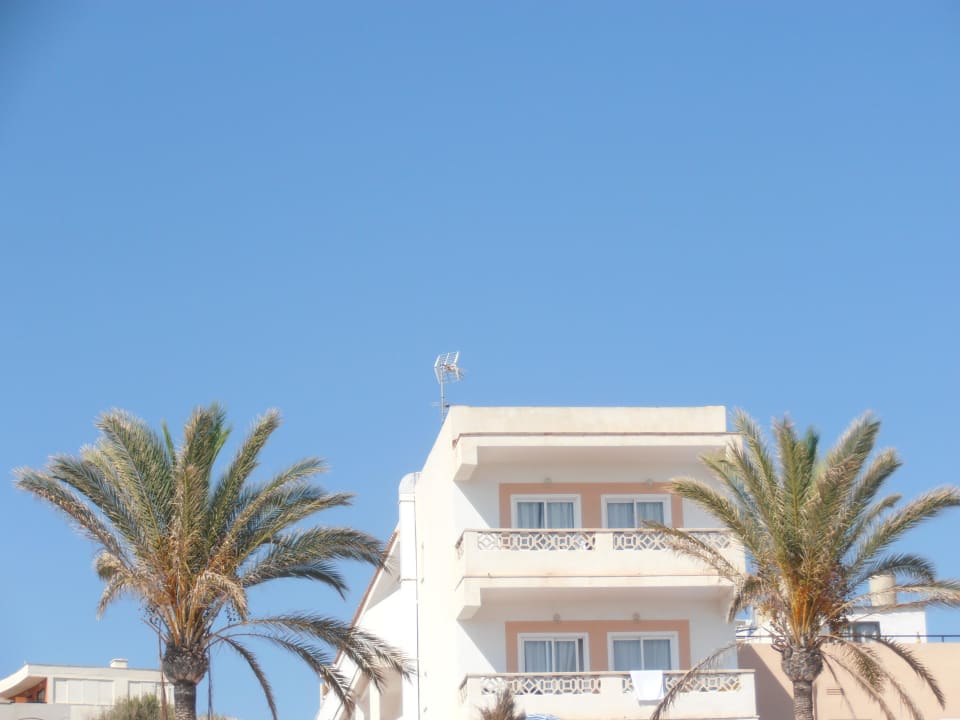 Das Hotel vom Strand aus Pension Maria Eugenia