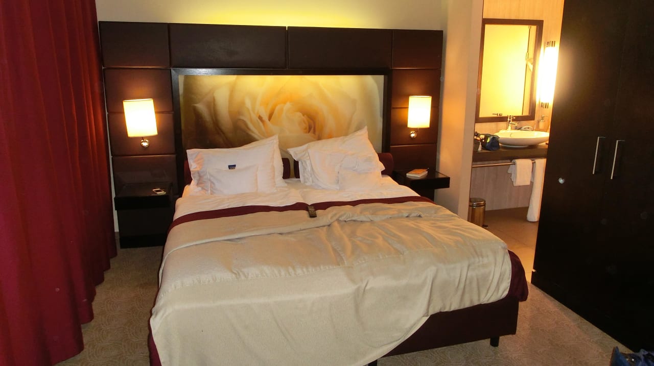 Doppelbett mit Zugang zum Bad Lindner Hotel Vienna Am Belvedere, part of JdV by Hyatt