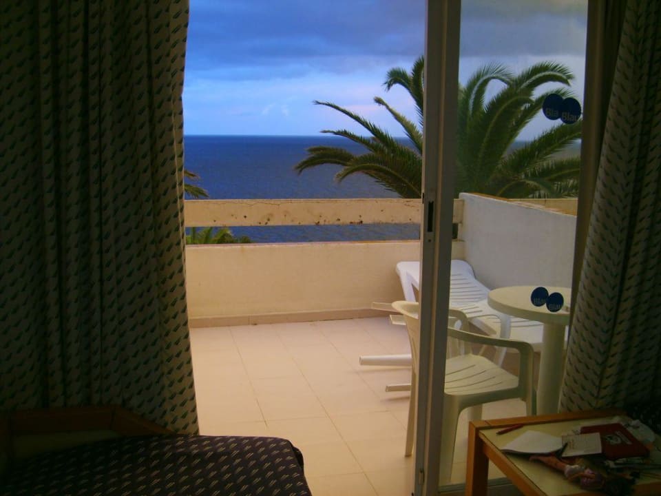 Aussicht aus dem  Appartment auf die Terrasse blau punta reina