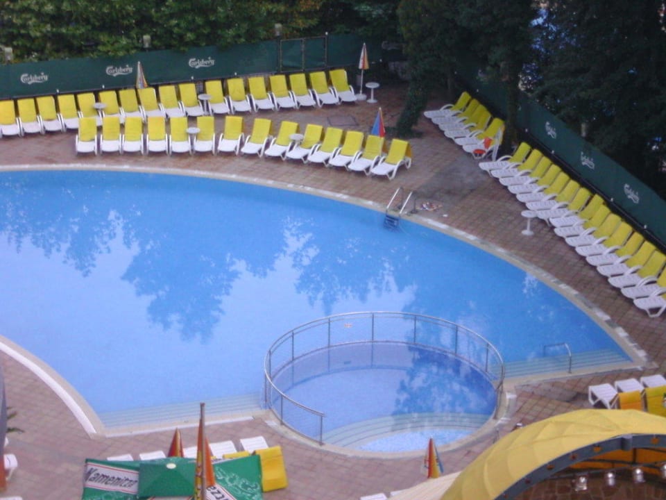 Pool von oben Hotel Atlas