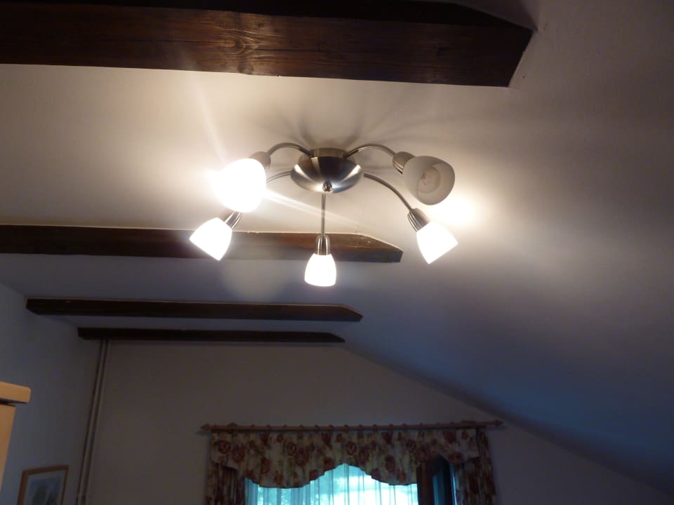 Deckenlampe im Schlafzimmer Pension Fischinger
