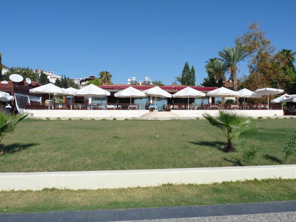 Blick vom Meer auf das Restaurant Hotel Sirma