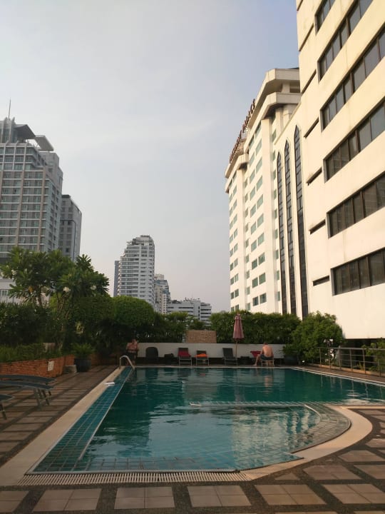 Pool and Sunbathing Terrace Pipa Hotel Bangkok Sukhumvit 11