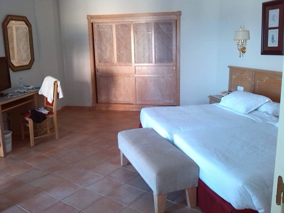 Schlafzimmer mit Einbauschrank  H10 Playa Esmeralda - Adults only