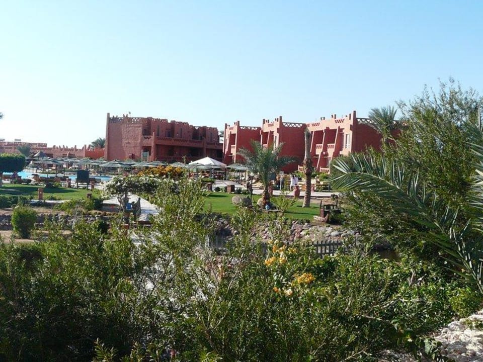 Jedna z hotelowych alejek Hotel Hauza Beach Resort