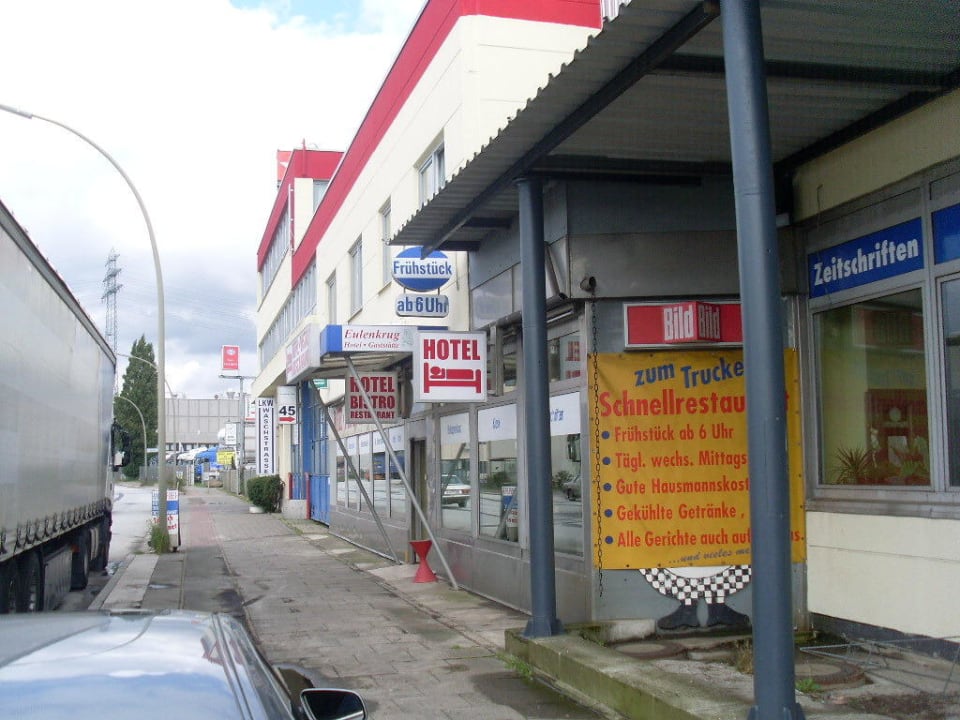 Draussen vor dem Eingang Hotel Eulenkrug
