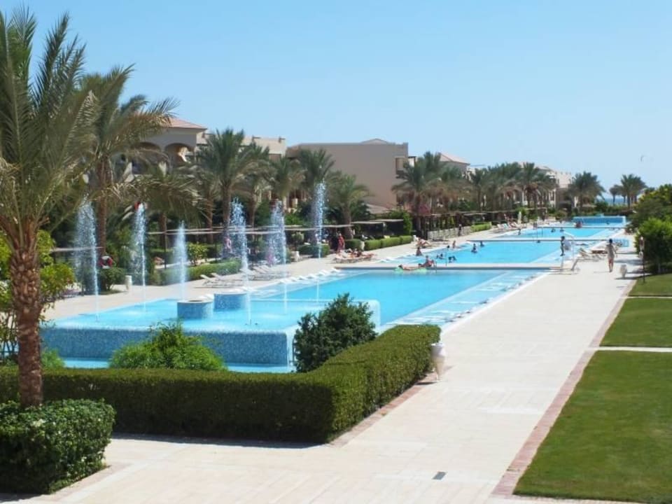 Baseny z fontanną w strefie ciszy. JAZ Aquamarine Resort