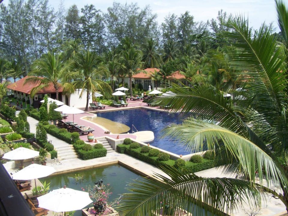 Blick vom Balkon in die Anlage The Briza Beach Resort Khaolak