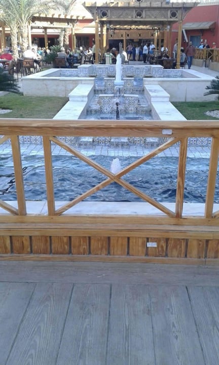 Springbrunnen vor den Restaurants Pickalbatros Alf Leila Wa Leila Resort - Neverland Hurghada