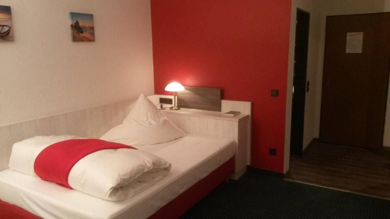 Zimmer Bett u. Eingang Brenner Hotel