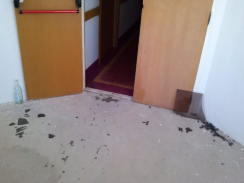 Glasscherben vor der Stockwerkseingangstür Hotel Amir Palace