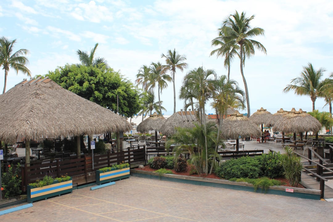 Poolbar Richtung Strand Hotel Outrigger Beach Resort