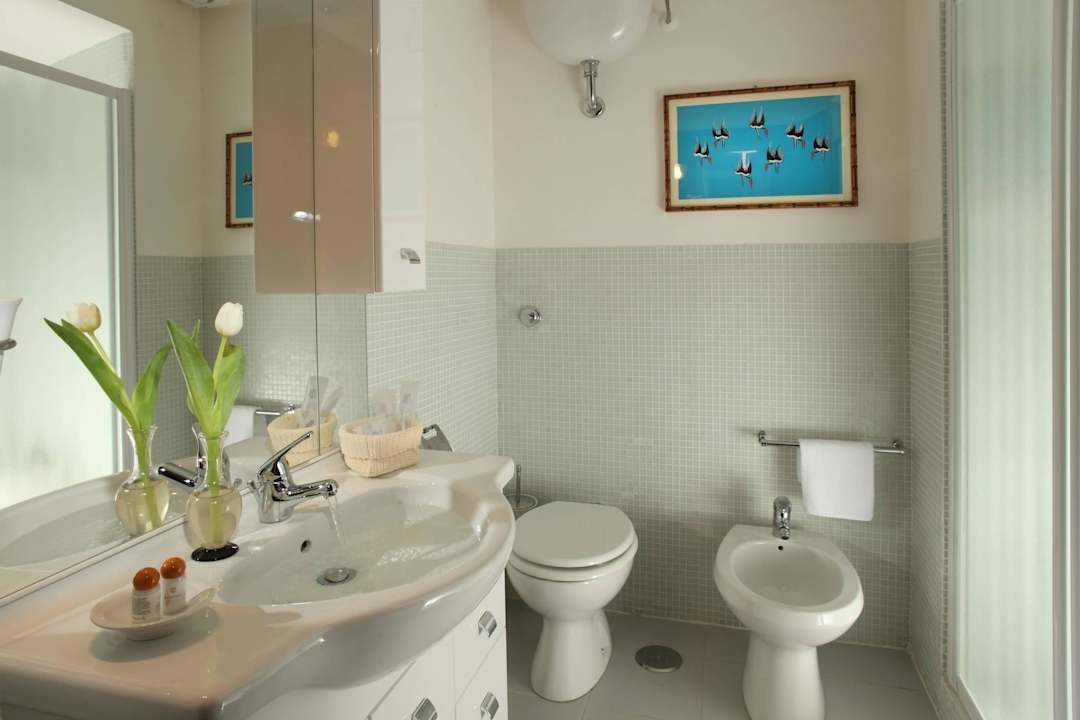 Double Room Bathroom Roma Central Guest House