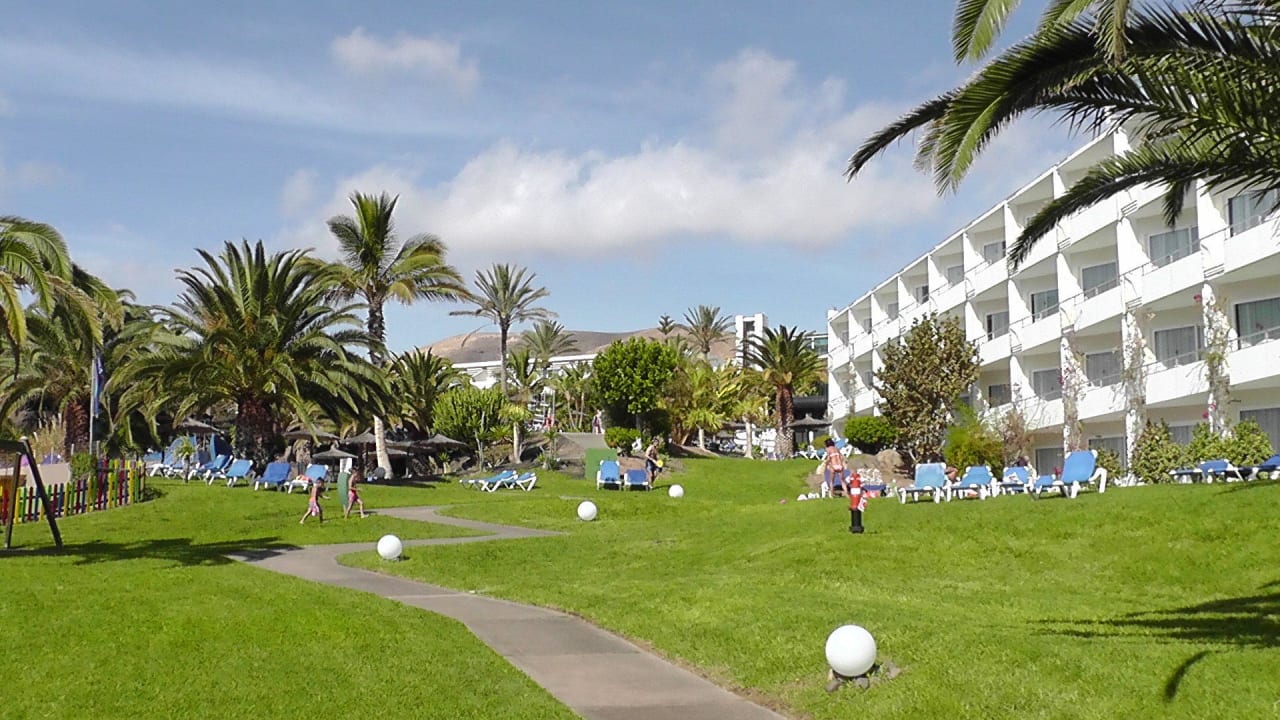 Von Hinterausgang kommend allsun App.-Hotel Esquinzo Beach