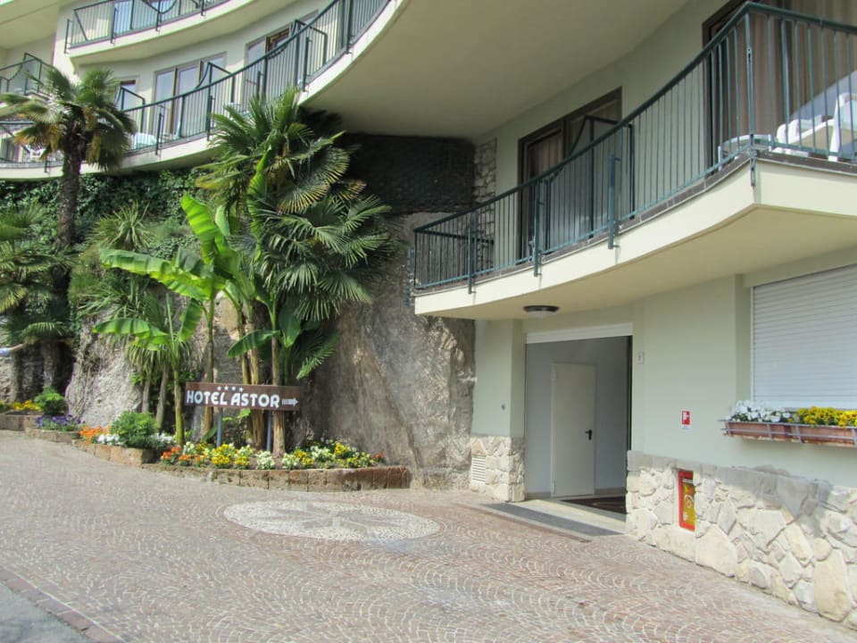 Hoteleingang Fussweg von Limone Hotel Astor