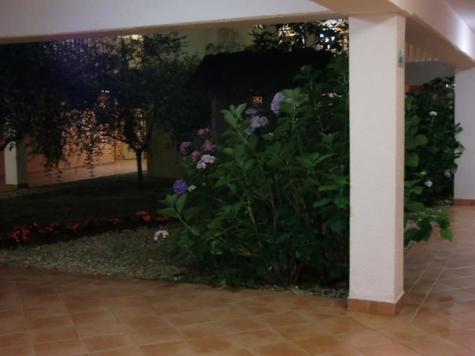 Innenhof Hotel Aurora Plava Laguna