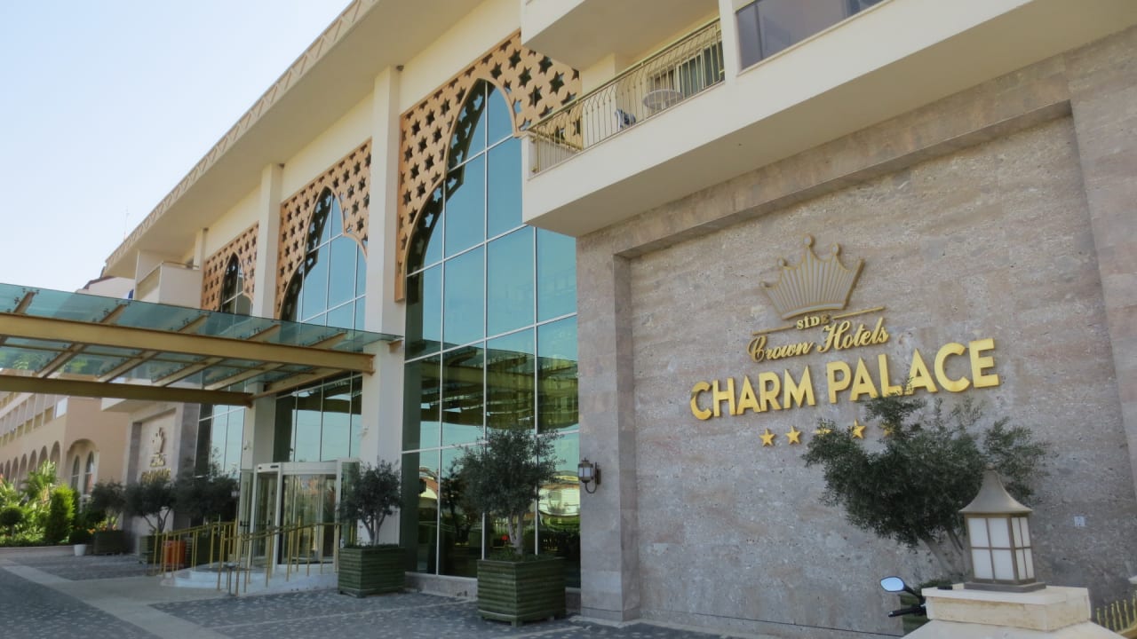 Eingang des Hotels Well Palace Side